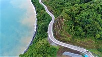 Aihh! Cantiknya Jalan Trans Papua Meliuk-liuk di Tepi Pantai